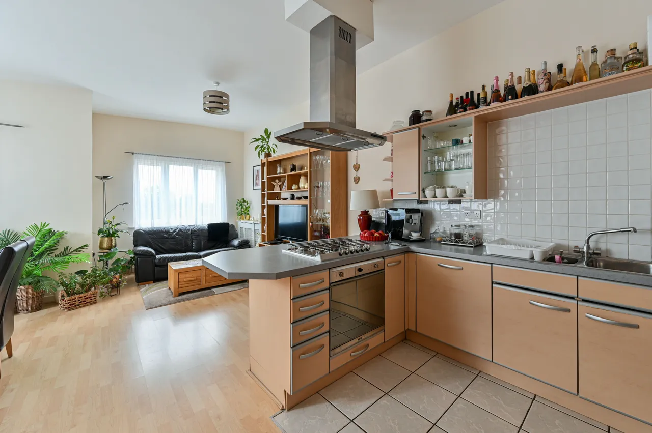 Flat 6, 35 Poynders Road, London, photo 7
