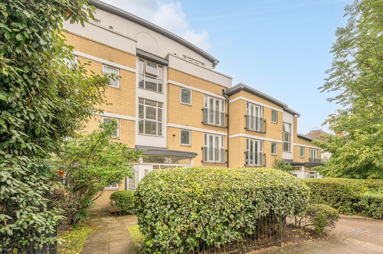 2 bed flat for sale — Flat 6, 35 Poynders Road, London