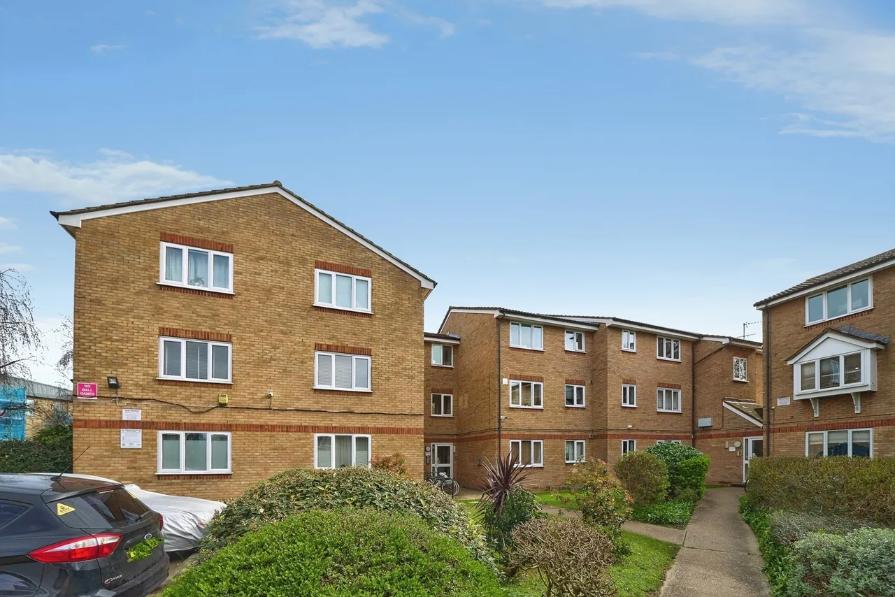 2 bed flat for sale — Thant Close, London, E10