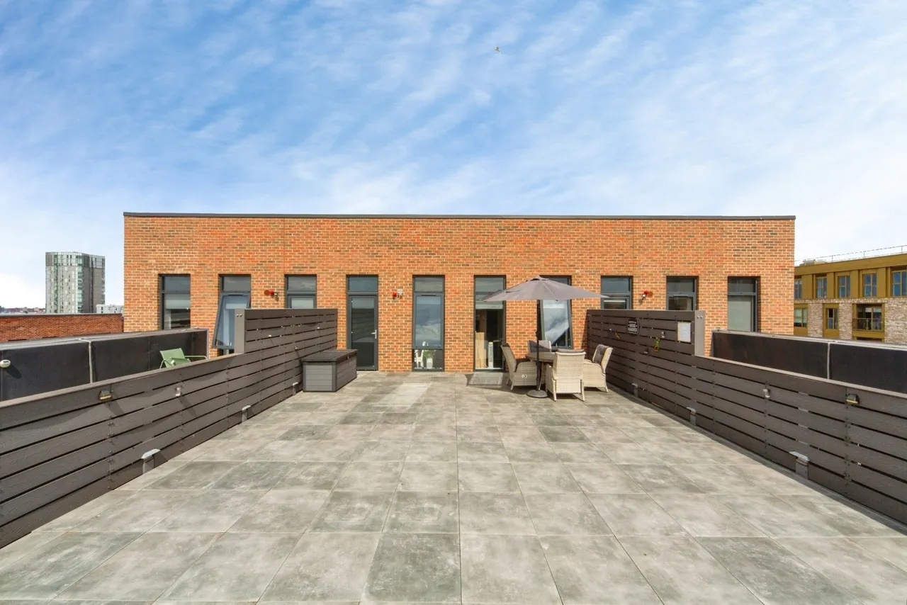 Neptune Place, L8, photo 3