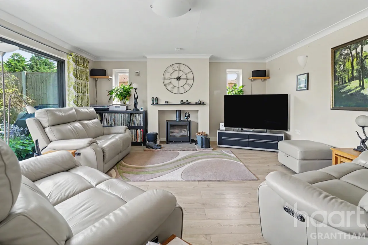 Main Street, Grantham, NG32, photo 8