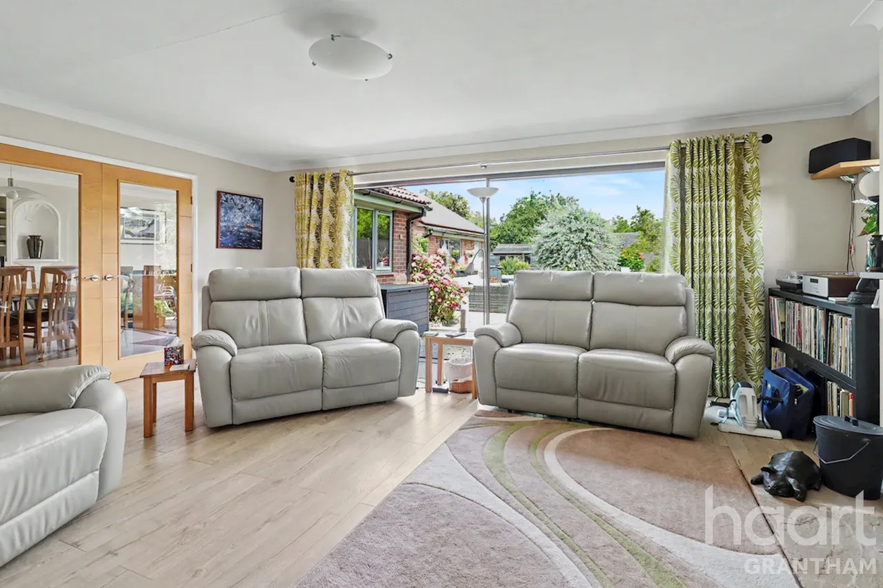Main Street, Grantham, NG32, photo 7
