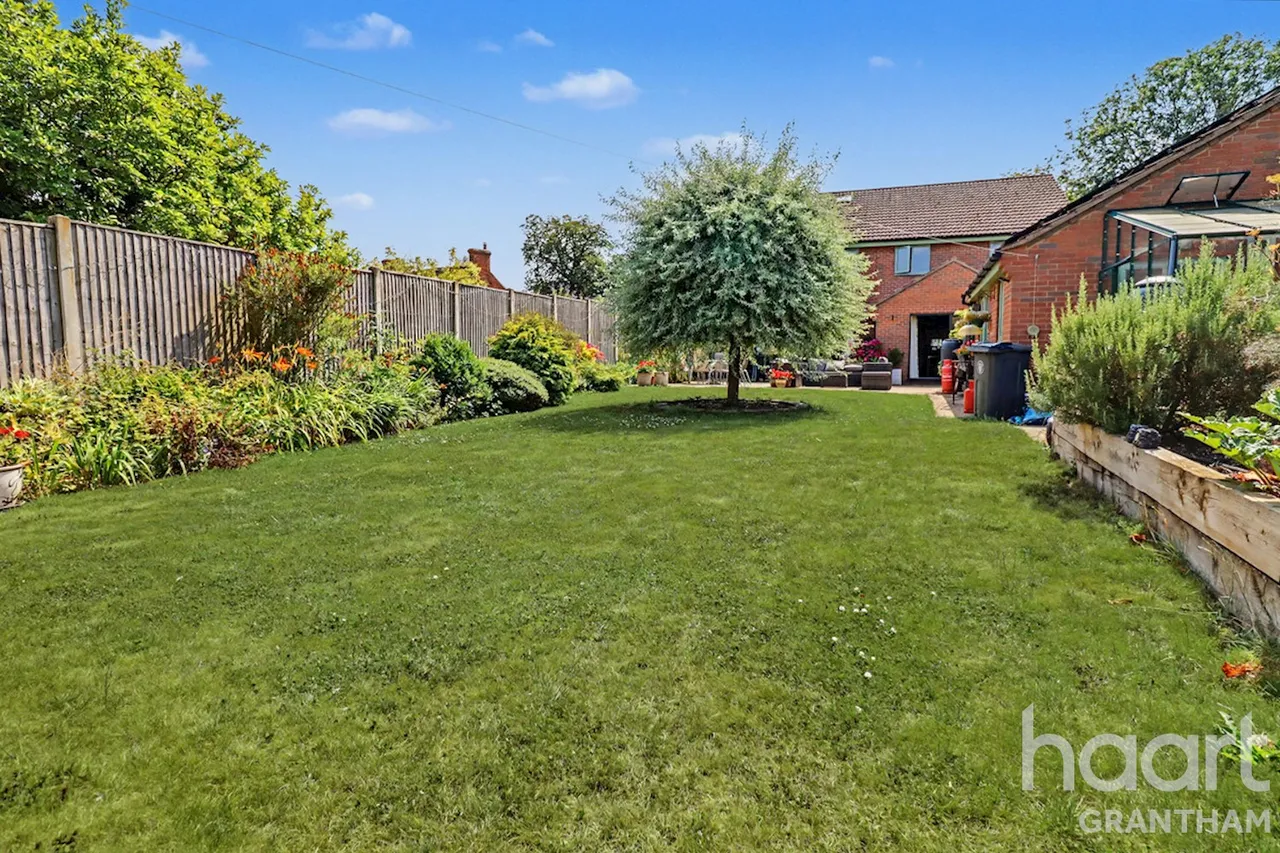 Main Street, Grantham, NG32, photo 3