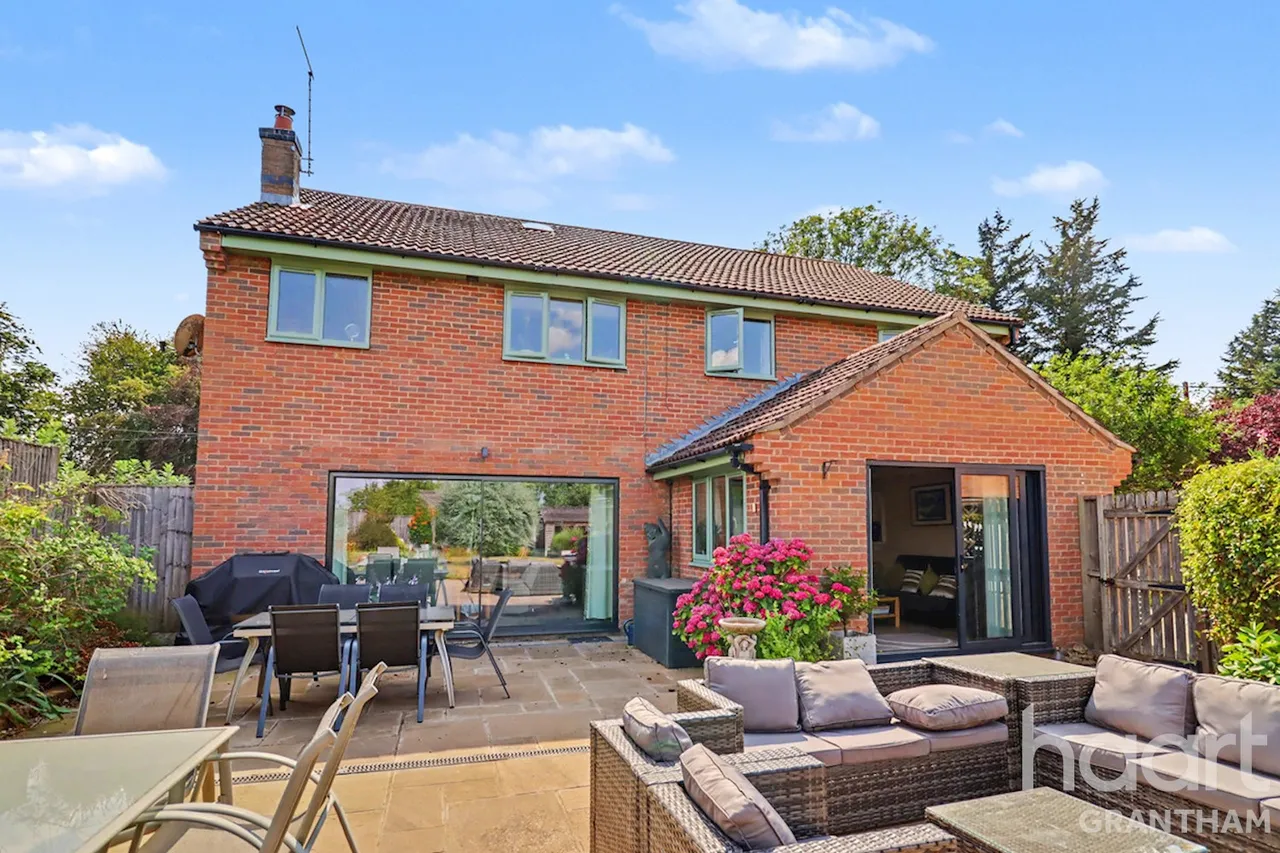 Main Street, Grantham, NG32, photo 5