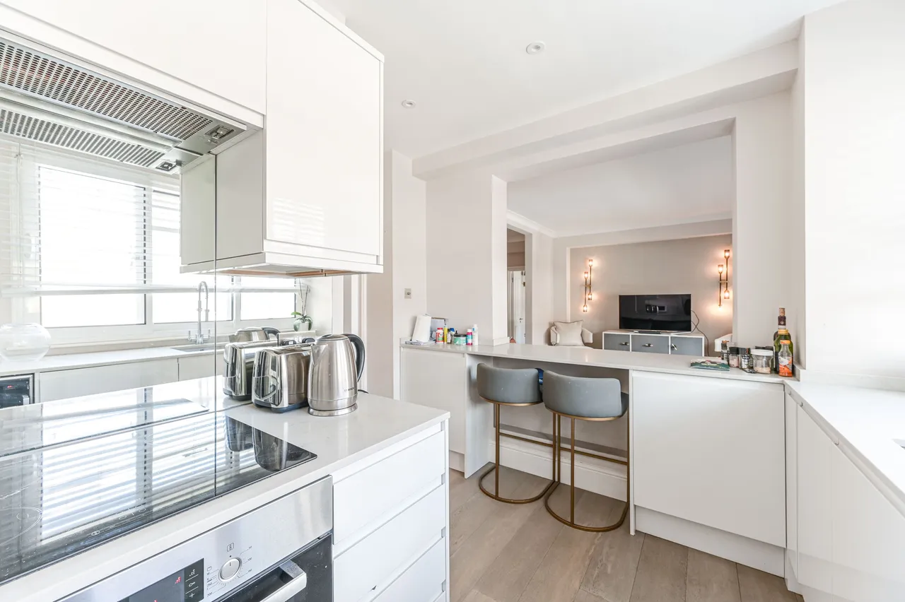 Flat 9, 1 Sloane Court East, London, photo 2