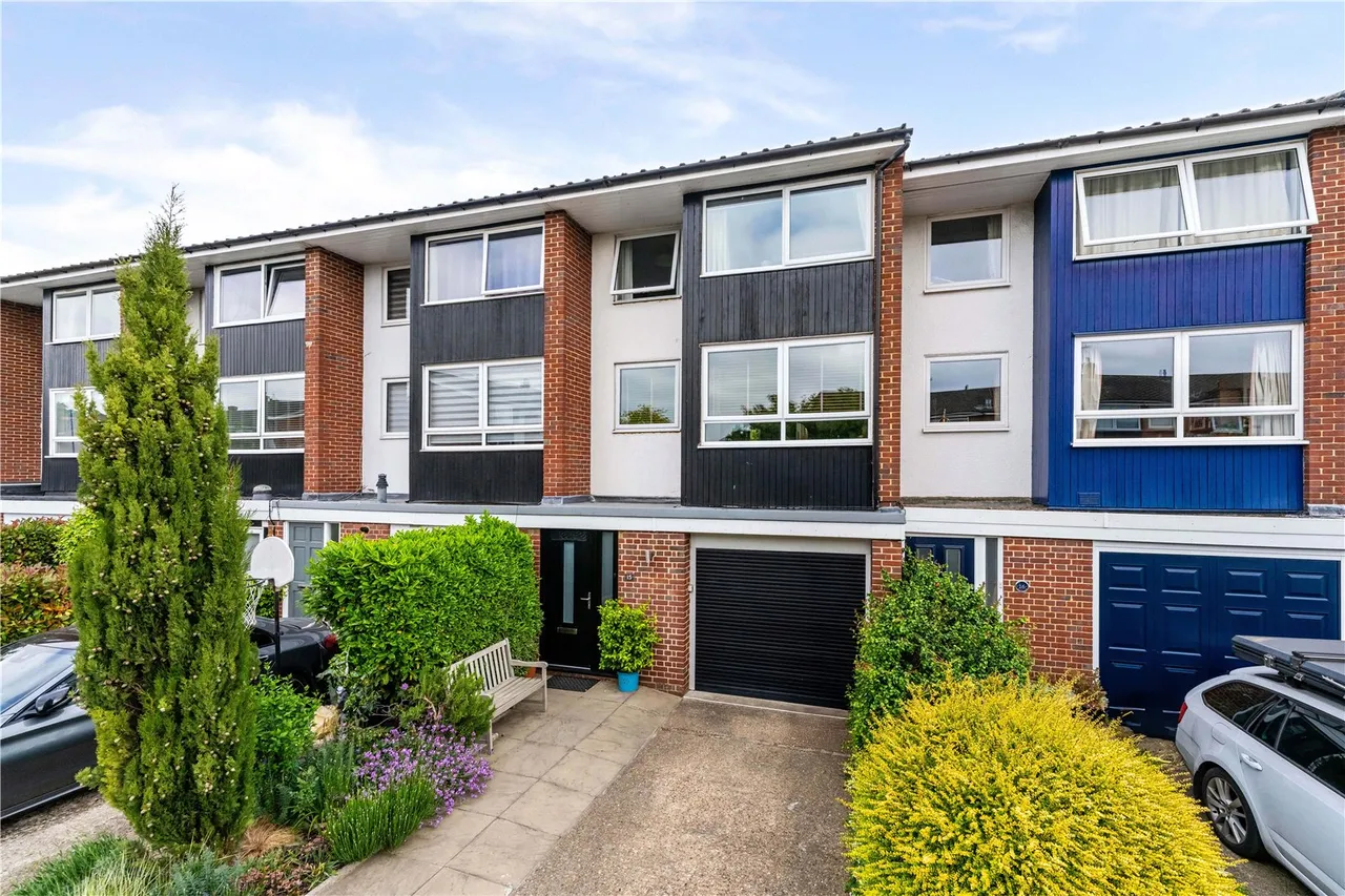 4 bed house for sale — Jillian Close, Hampton, TW12 2NX