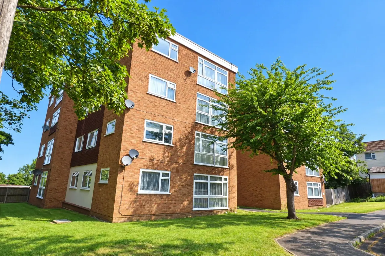 2 bed flat to rent, High Mead, Rayleigh, SS6