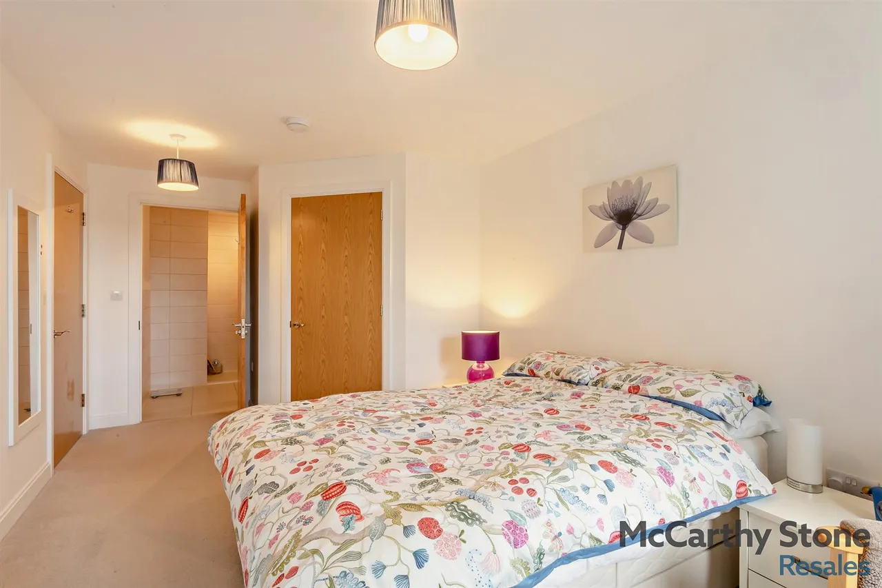 Hindhead Knoll, Walnut Tree, MK7, photo 9