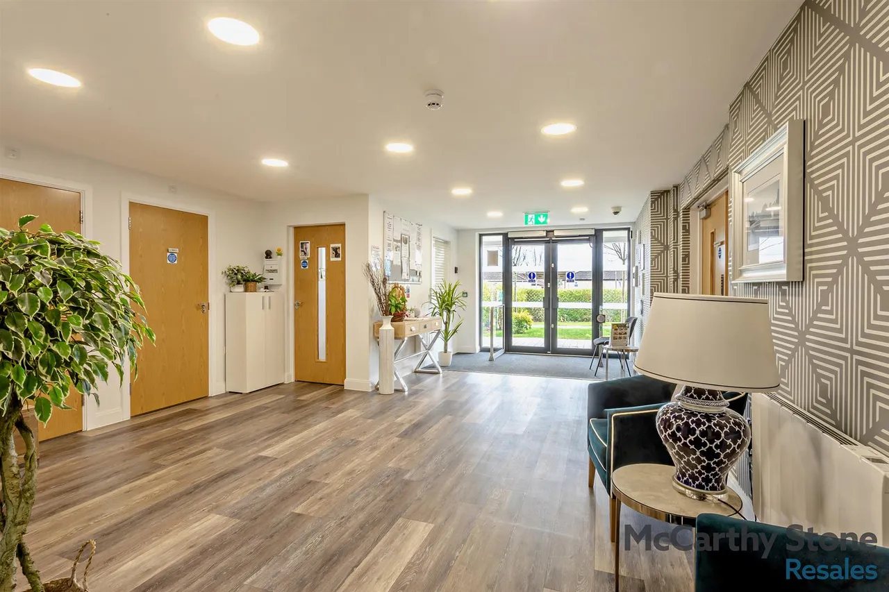 Hindhead Knoll, Walnut Tree, MK7, photo 23