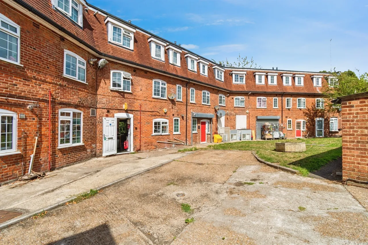 2 bed flat for sale — Wide Lane, Southampton