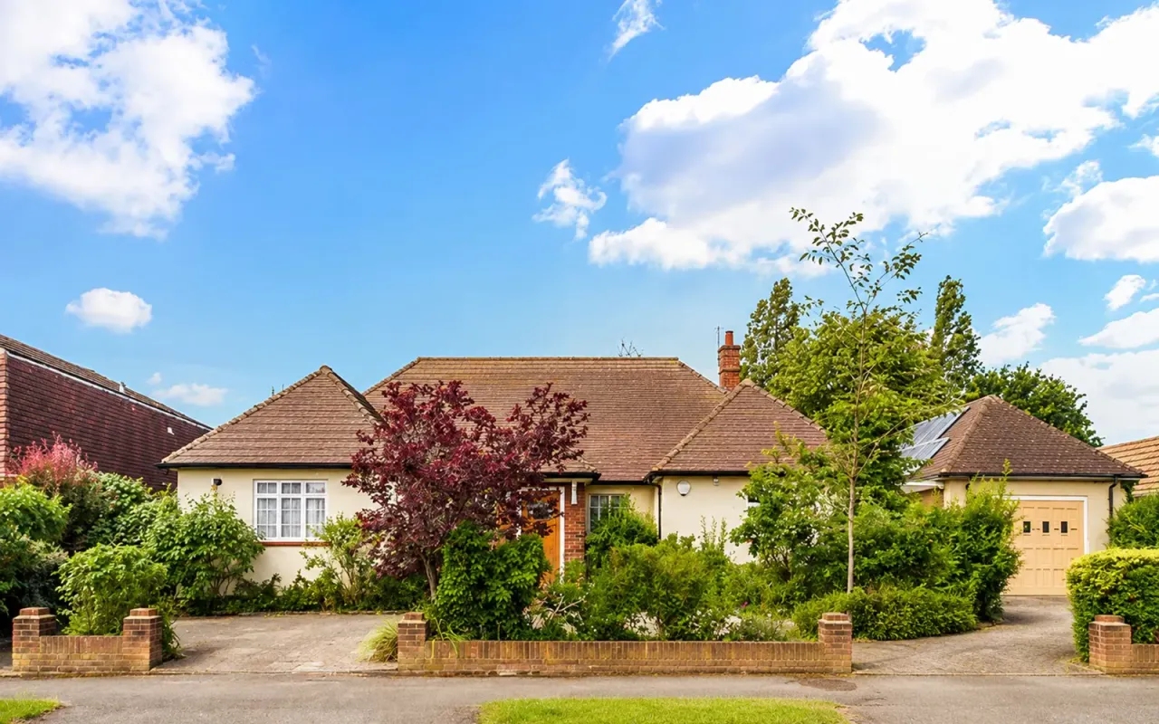 3 bed house for sale — Kingsmead Avenue, Worcester Park, KT4