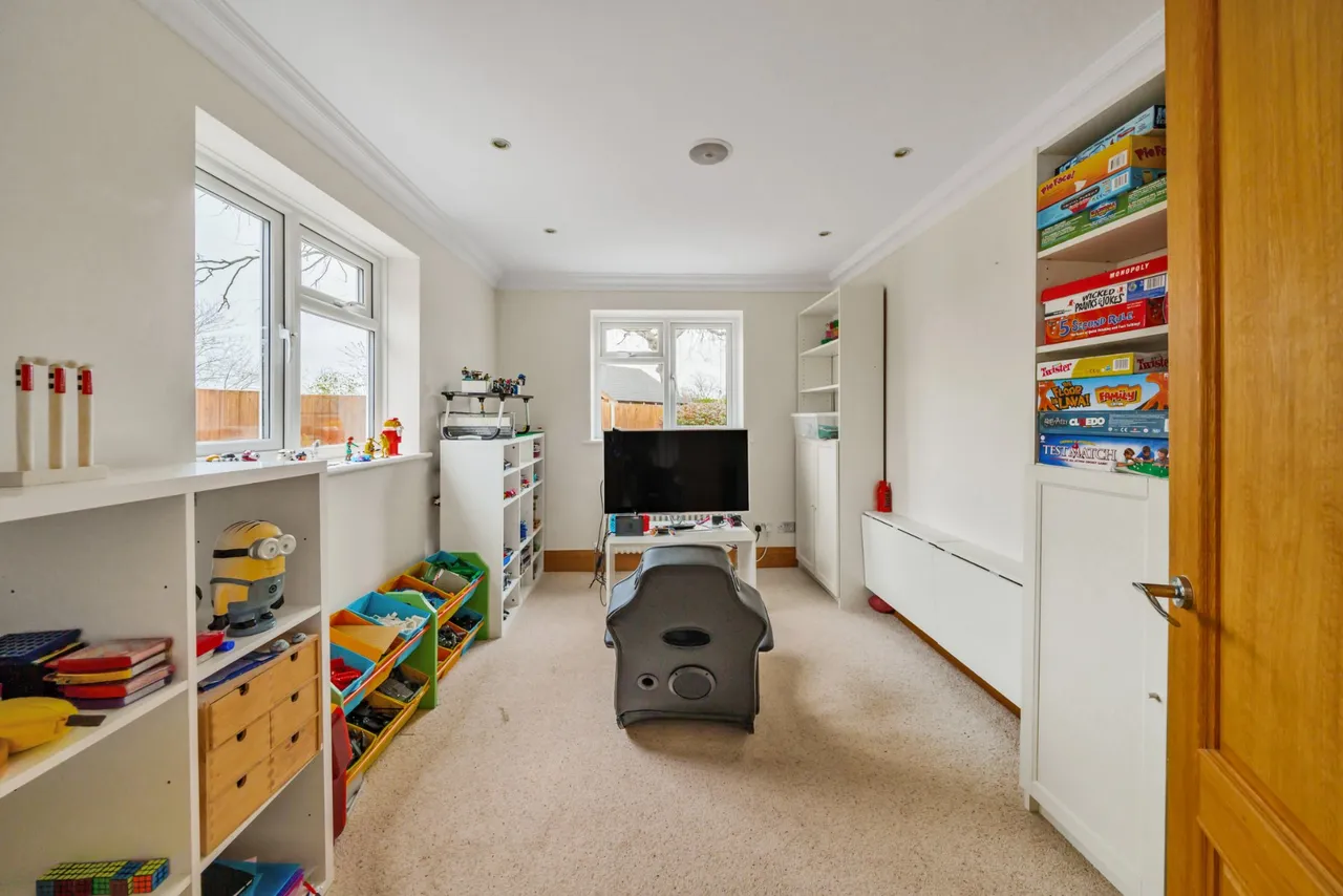 Rowtown, KT15, photo 11
