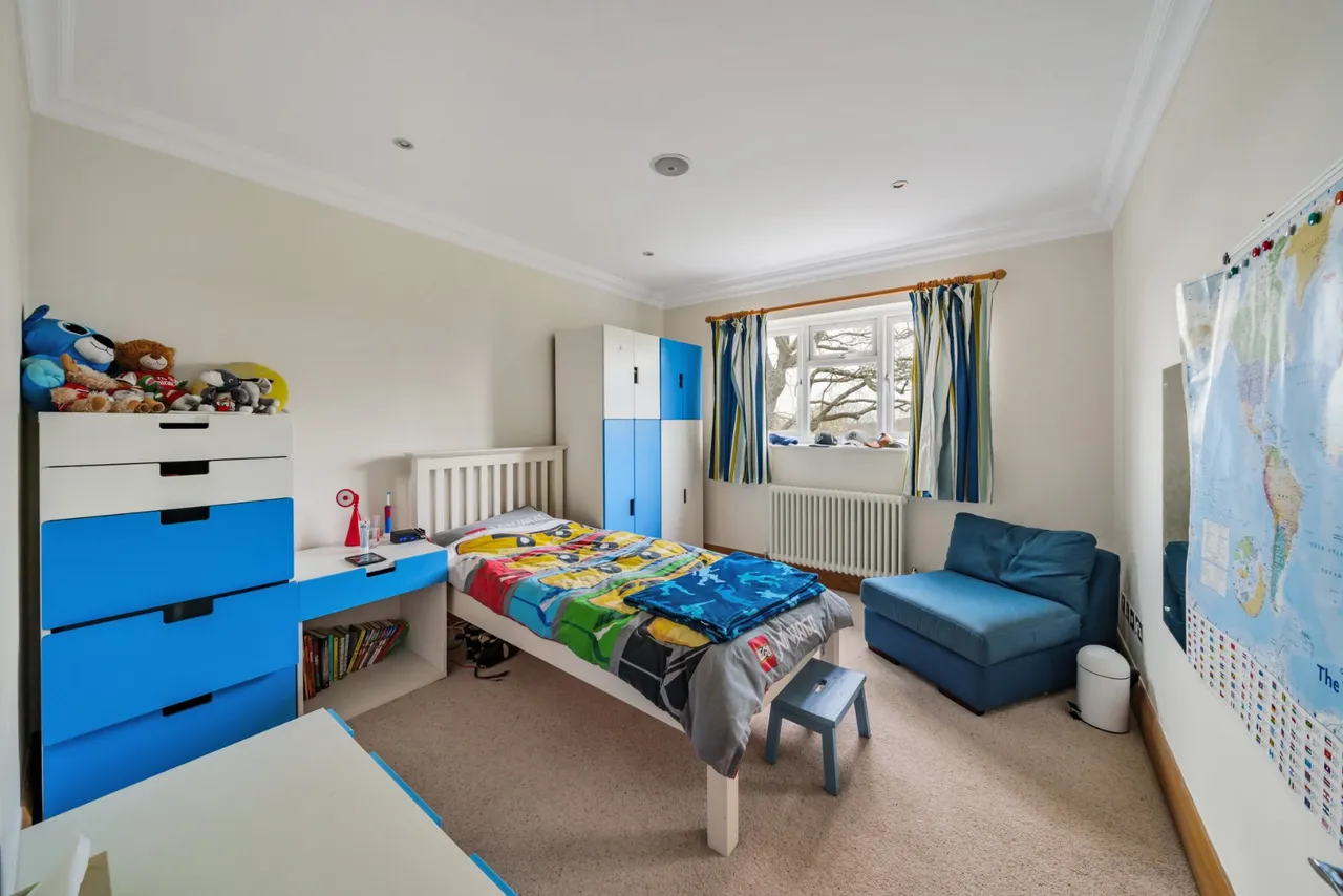 Rowtown, KT15, photo 12