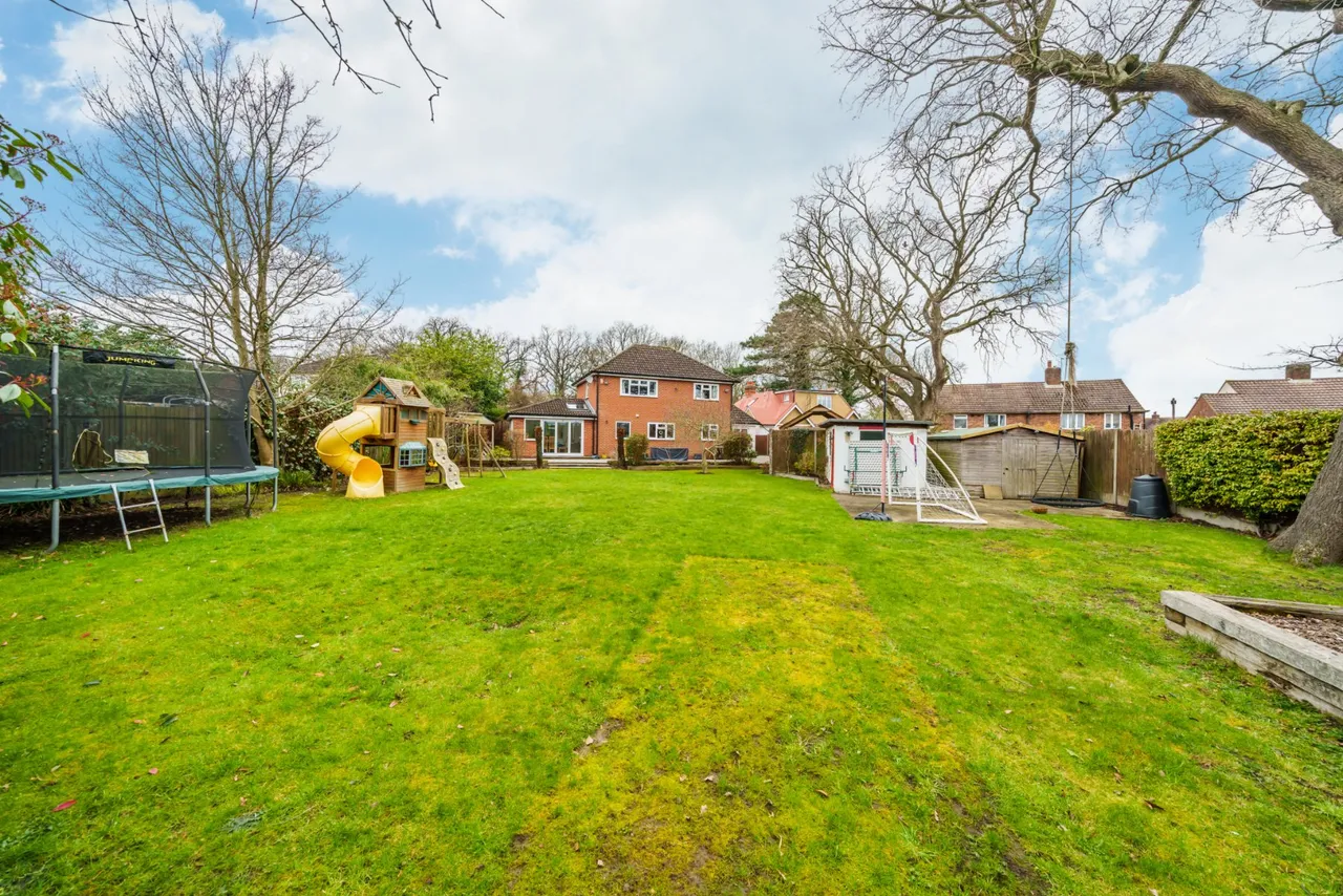 Rowtown, KT15, photo 15