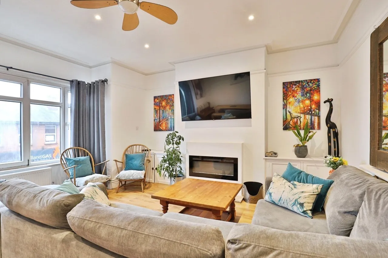 3 bed flat for sale, Commercial Road, Ashley Cross, BH14