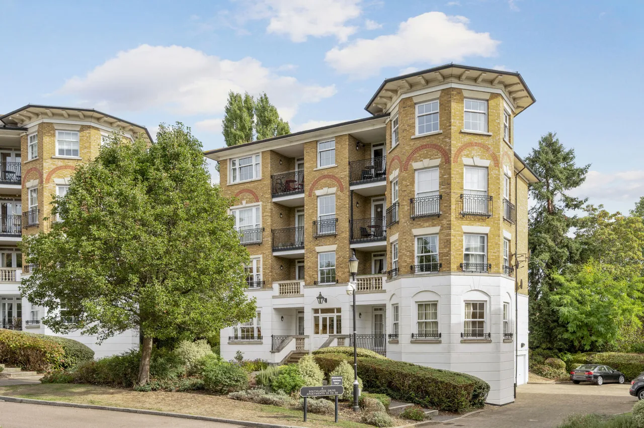 2 bed flat for sale, Southlands Drive, London, SW19