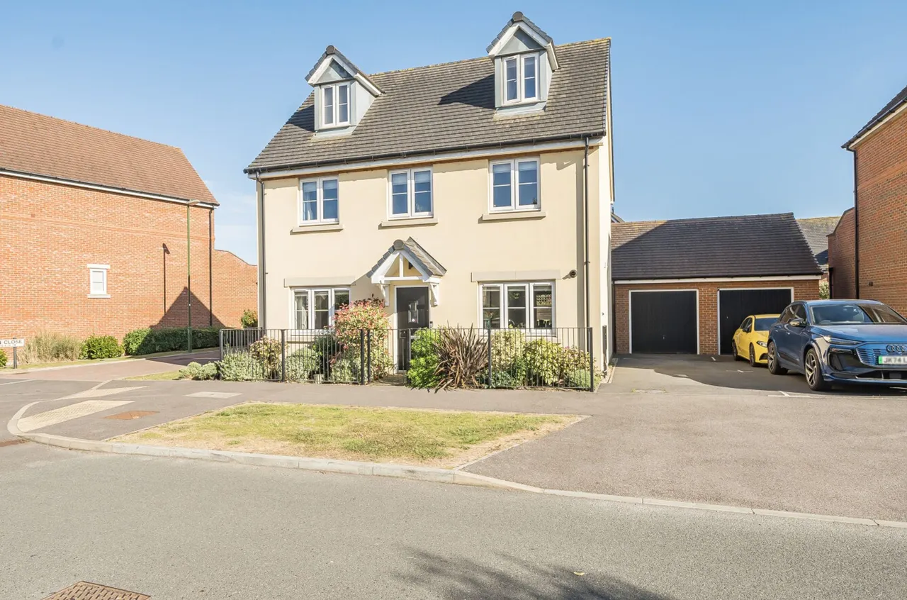5 bed property for sale, Heron Close, Shopwhyke Lakes, PO20