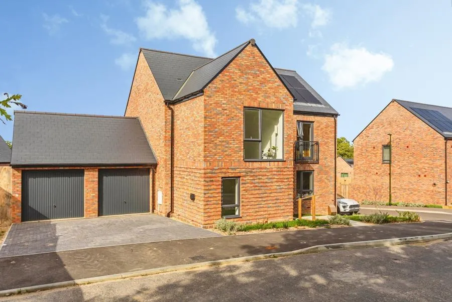 Apricot Crescent, Lindfield, RH16, photo 24