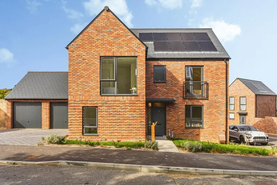 5 bed house to rent, Apricot Crescent, Lindfield, RH16