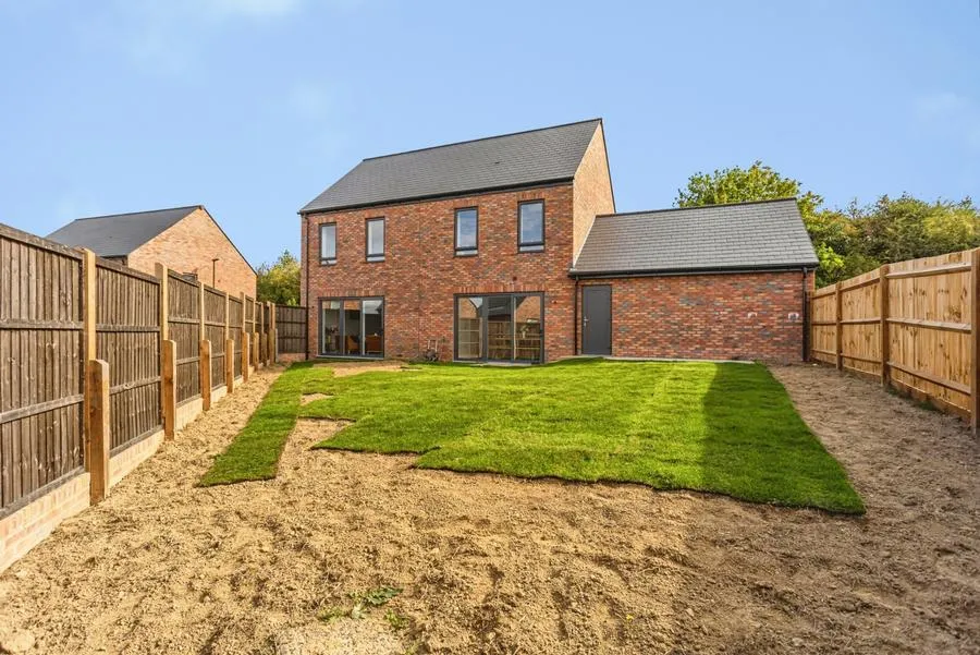 Apricot Crescent, Lindfield, RH16, photo 22