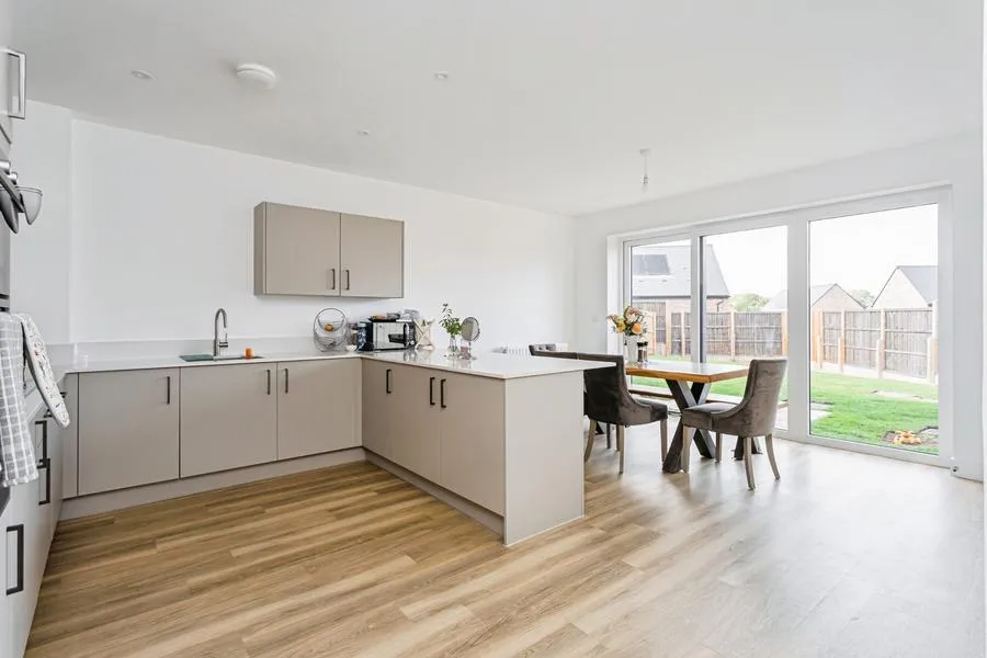 Apricot Crescent, Lindfield, RH16, photo 5
