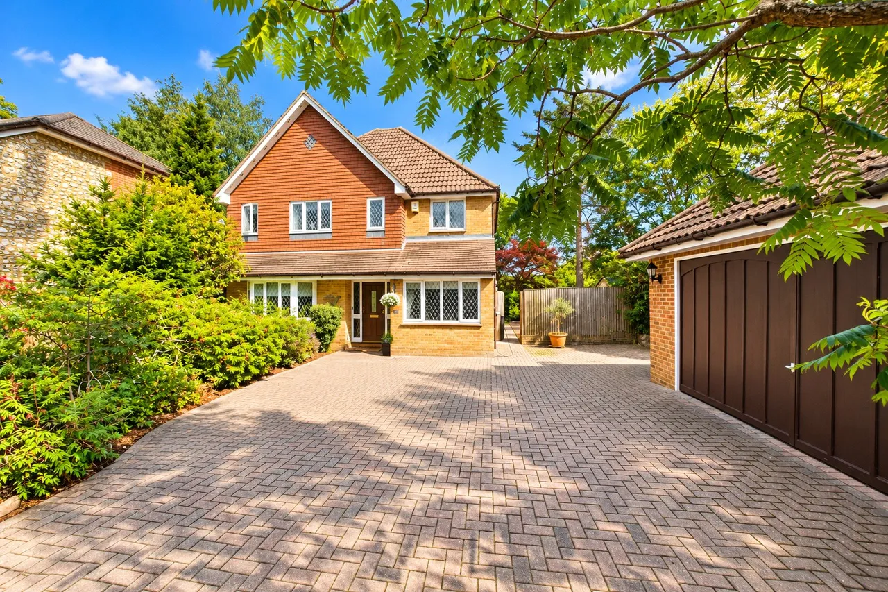 4 bed house for sale, Butler Road, Bagshot, GU19
