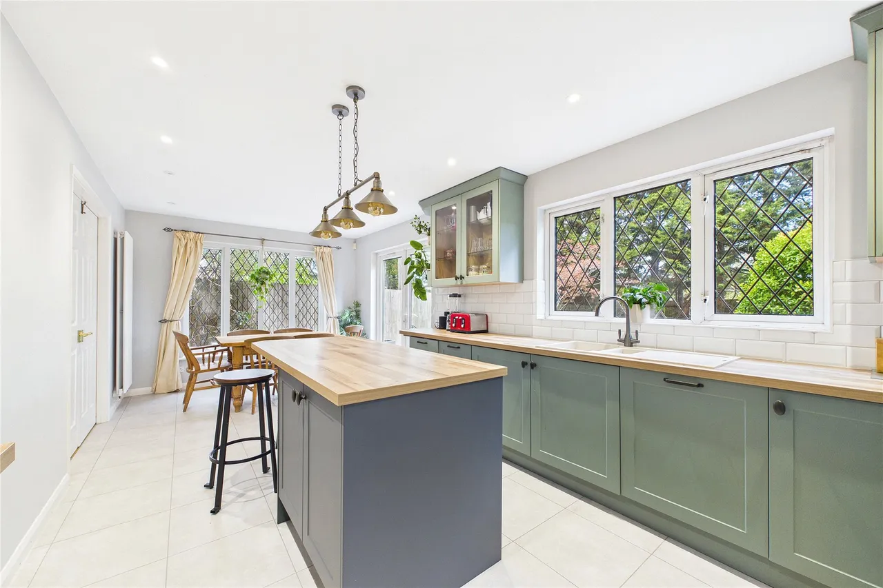 Butler Road, Bagshot, GU19, photo 2