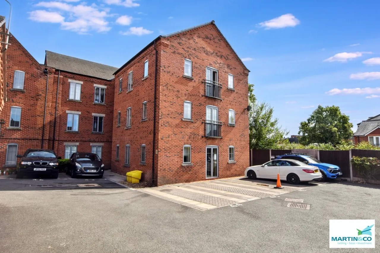2 bed flat for sale — Weavers Court, Hinckley