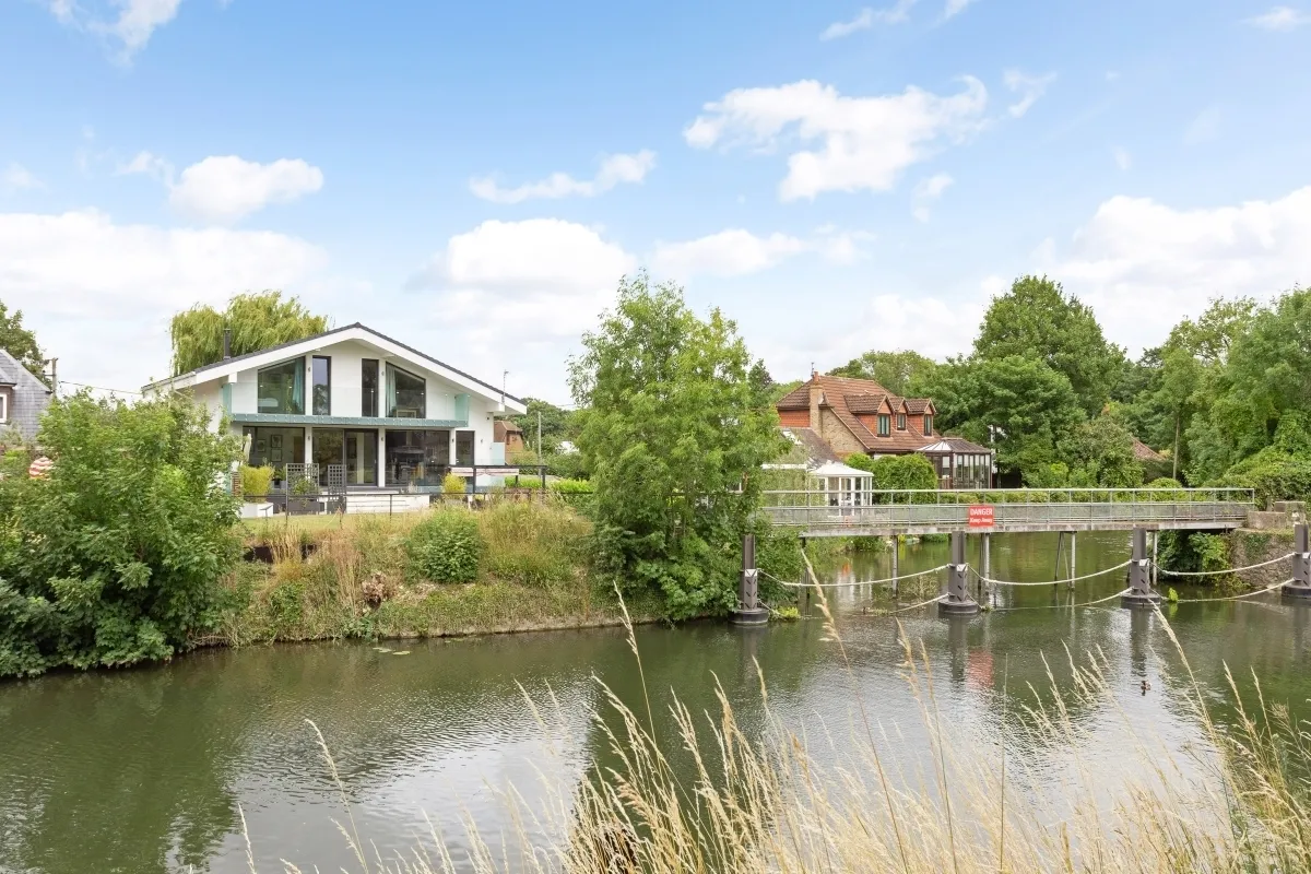 4 bed house to rent, Ham Island Old Windsor, SL4