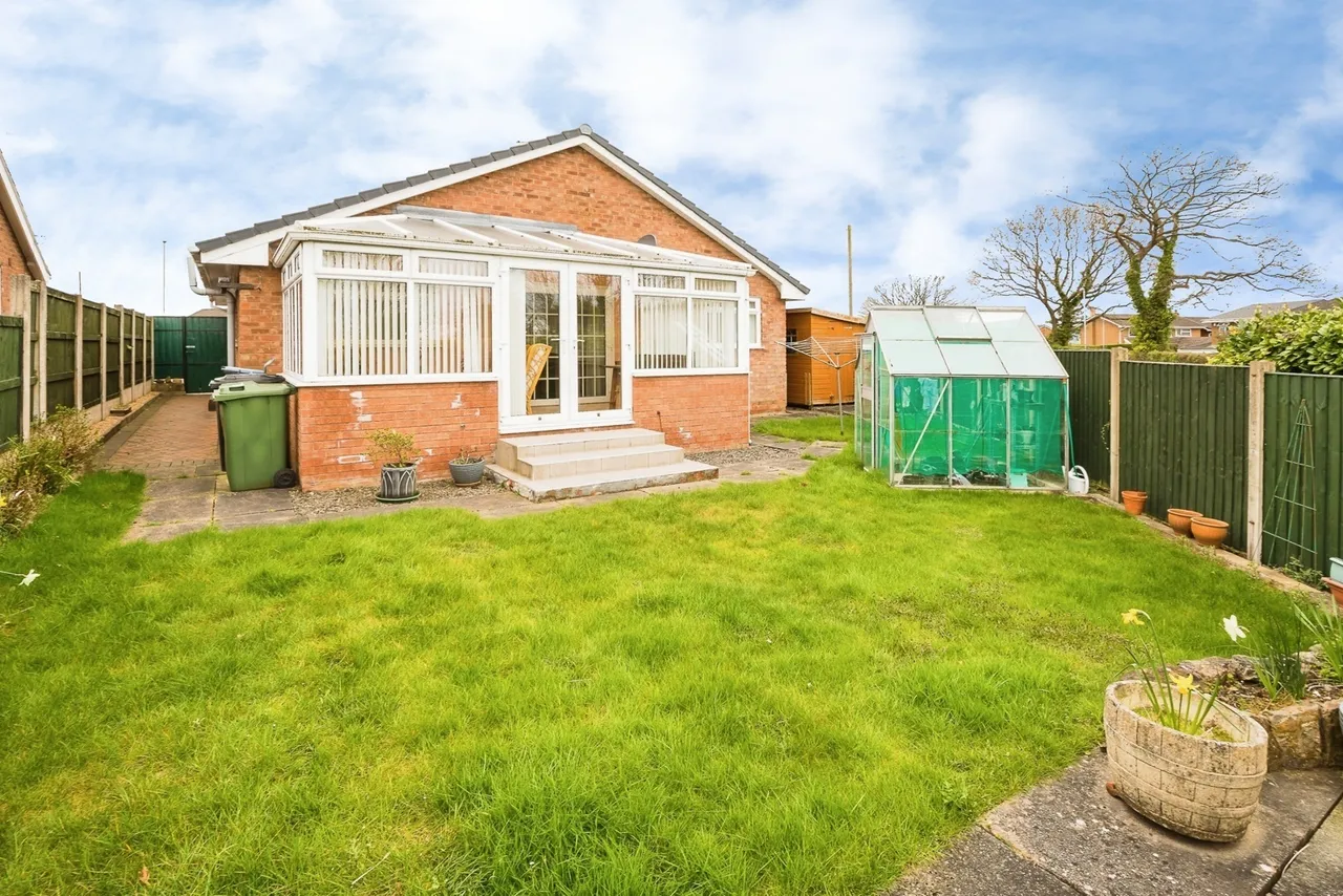 Ffordd Cynan, Borras, LL12, photo 18