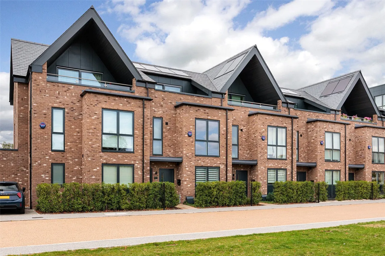 4 bed property for sale, Headmaster Way, King's Gate, SK10