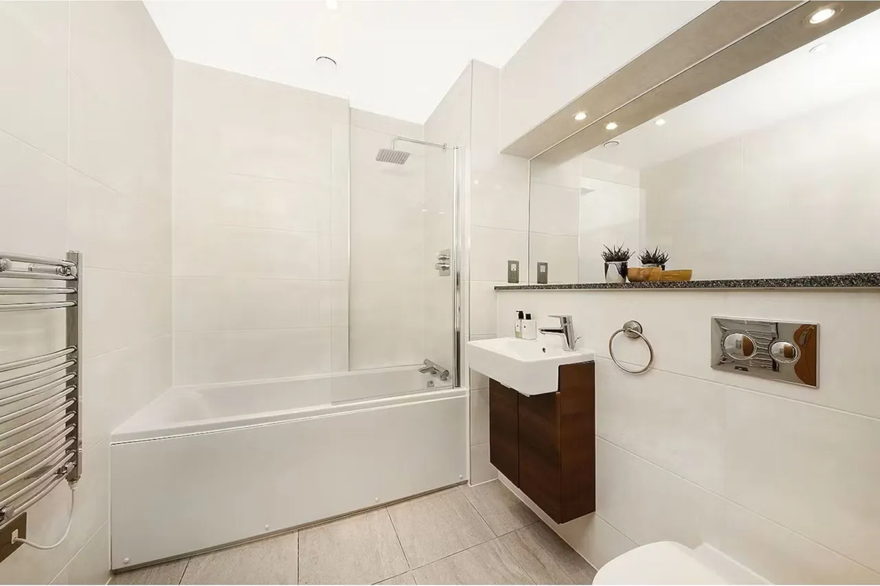 Lewisham Way, London, photo 4