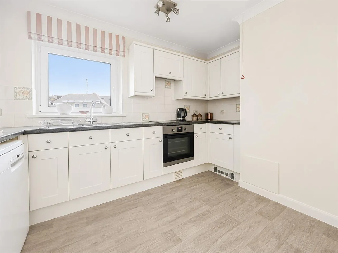 Marina, Bexhill-On-Sea, TN40 1BW, photo 7
