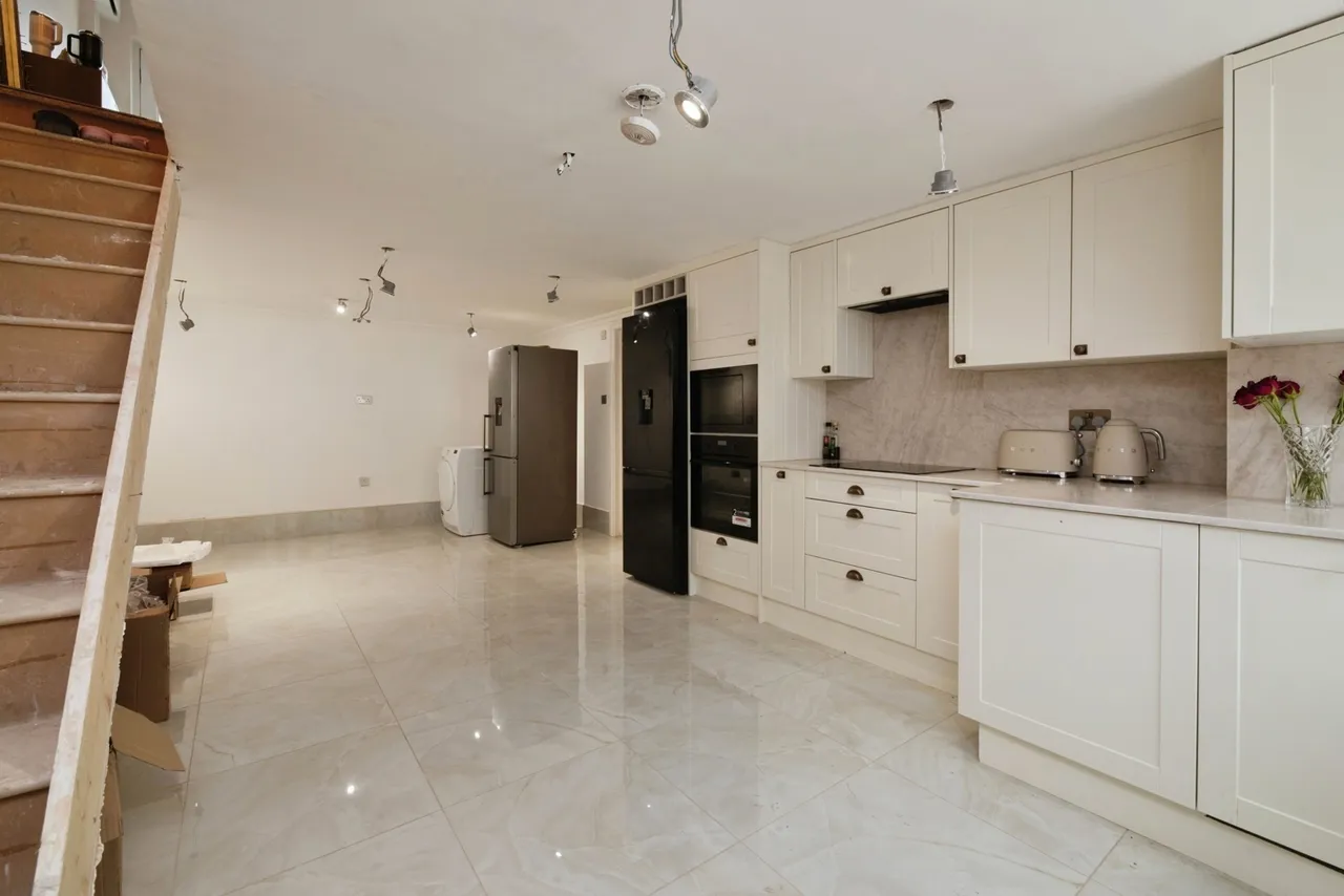 Eastern Avenue, ILFORD, Essex, IG2, photo 11