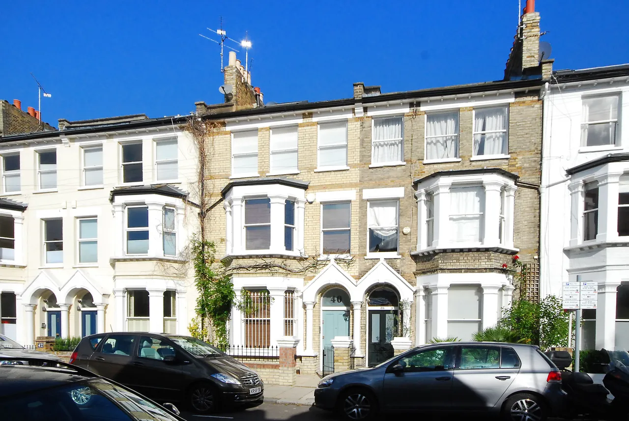5 bed house for sale — 40 Tournay Road, London