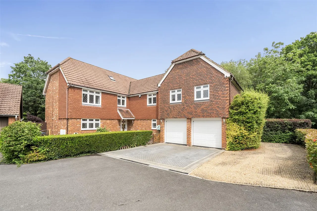 5 bed house for sale — Hanoverian Way, Whiteley