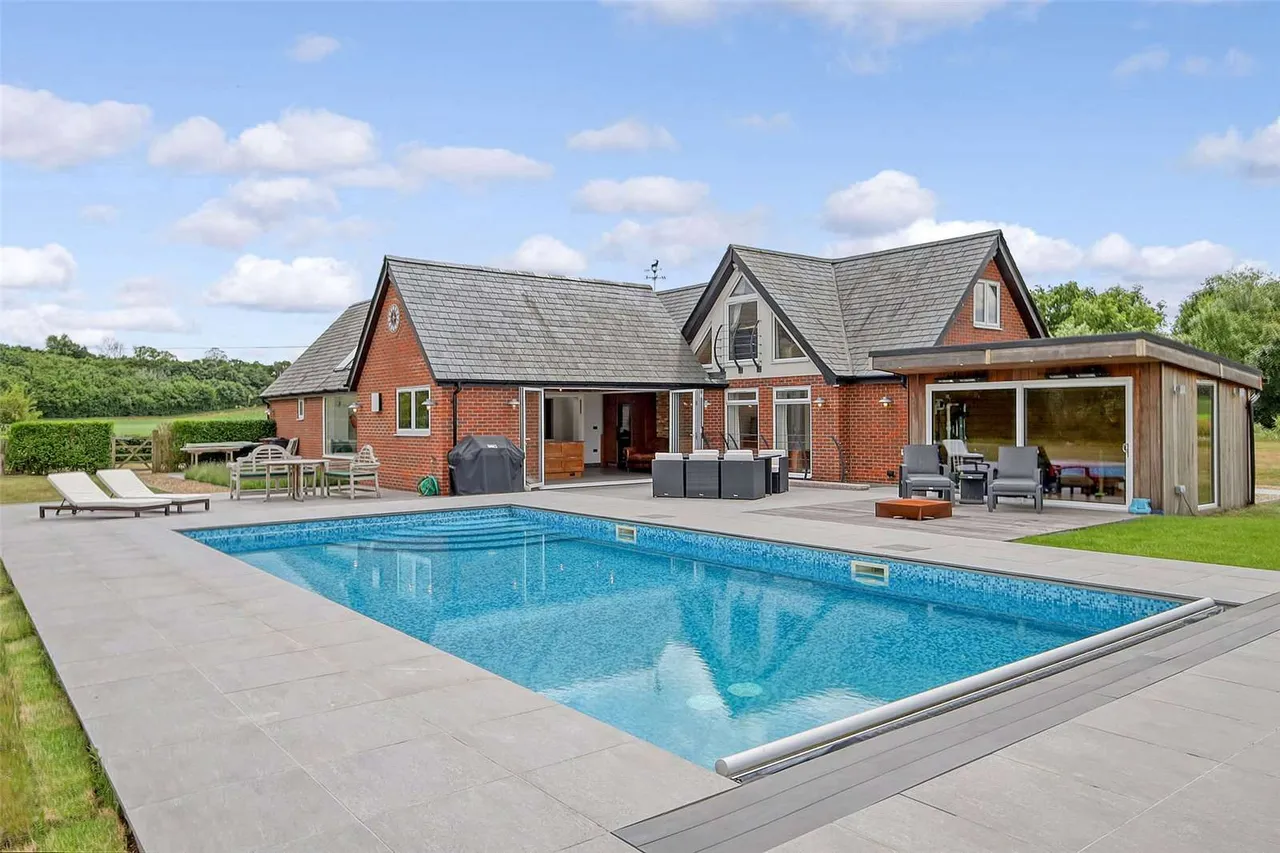 5 bed house for sale — Margaret Woods Road, Great Waltham, Chelmsford, Essex, CM3 1FF