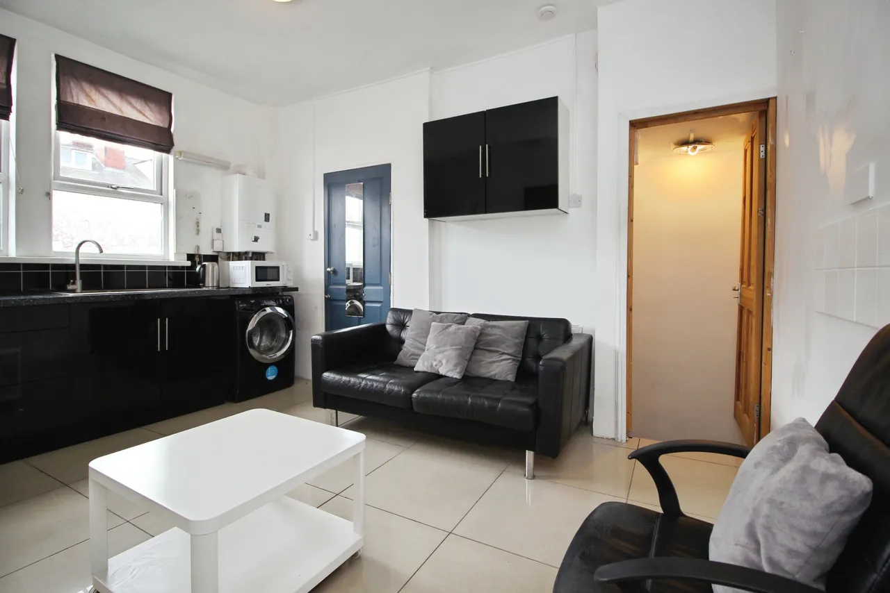 Woodview Road, Leeds, photo 5