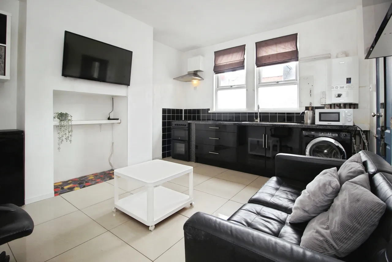Woodview Road, Leeds, photo 2