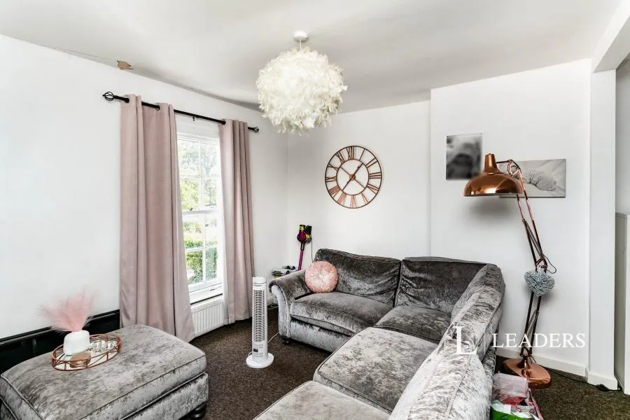 3 bed flat to rent, High Street, Deanshanger, MK19