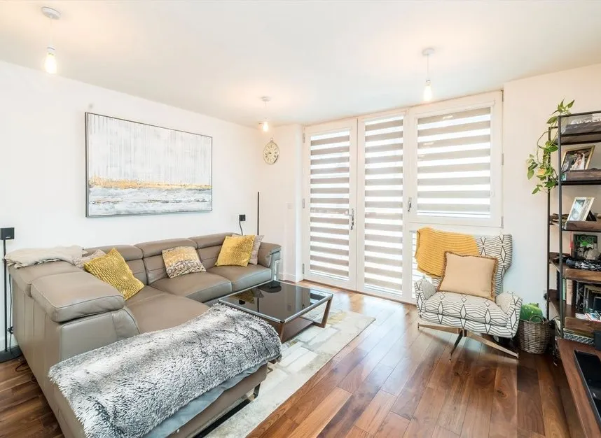 Baltic Avenue, Brentford, TW8, photo 2