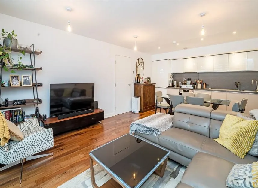Baltic Avenue, Brentford, TW8, photo 4
