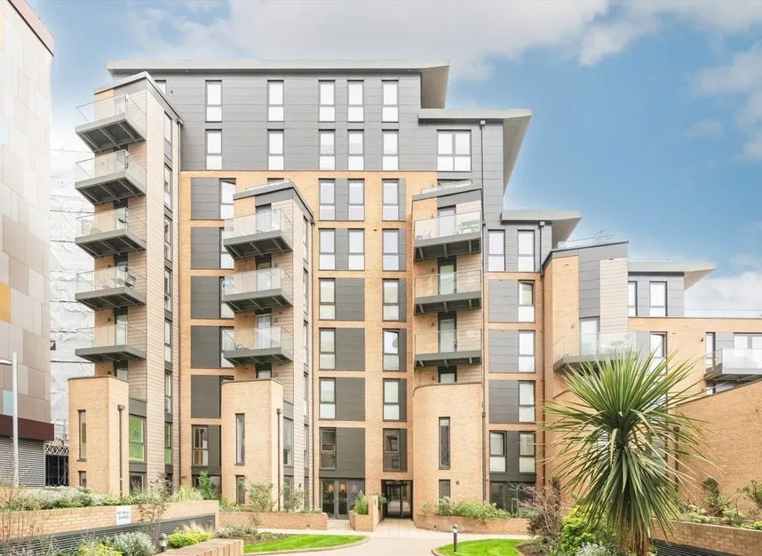 2 bed flat for sale — Baltic Avenue, Brentford, TW8