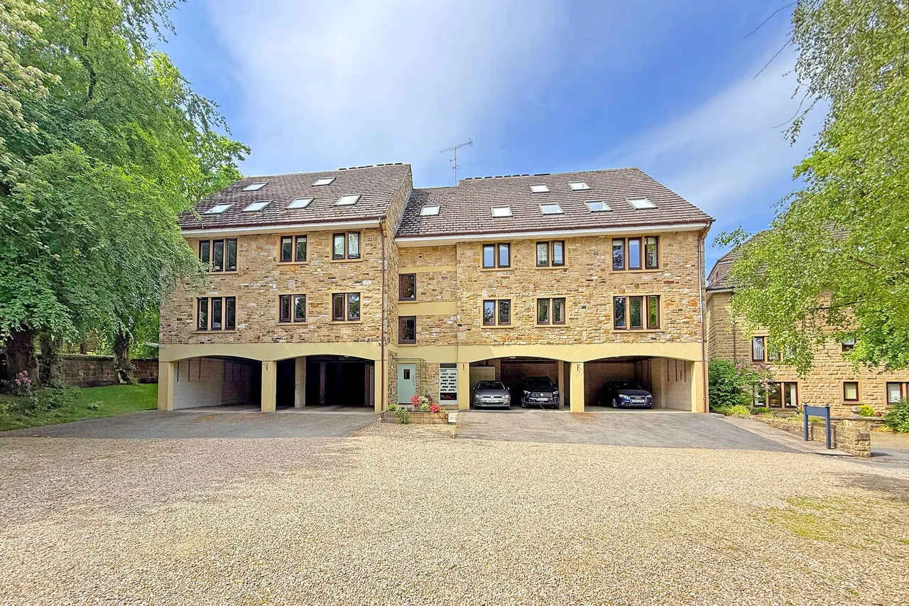 3 bed flat for sale, Ashdale Court Harlow Manor Park, Harrogate, HG2