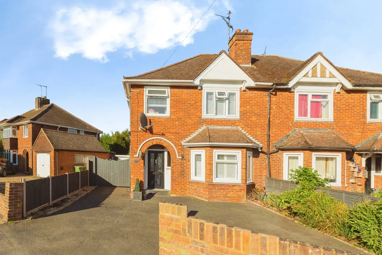 3 bed house for sale — Mandeville Road, Aylesbury, Buckinghamshire, HP21