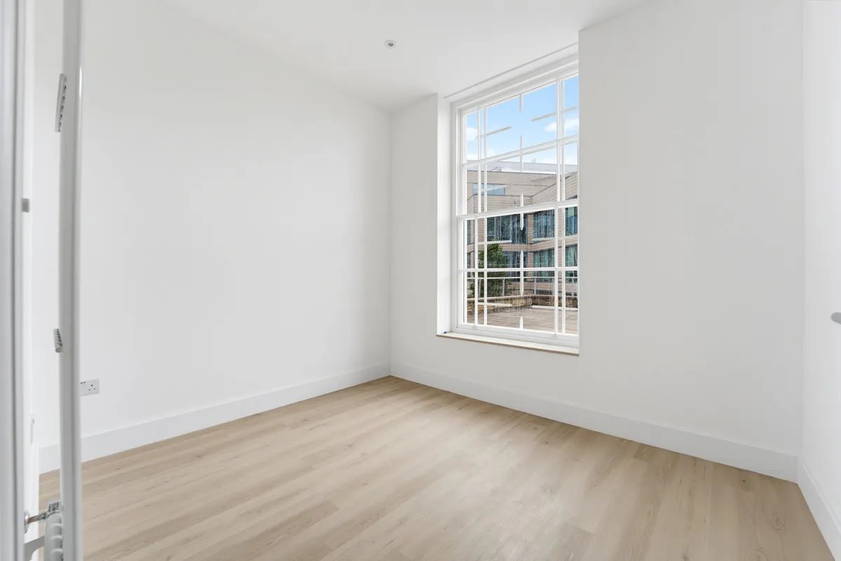 Uxbridge, UB8, photo 10