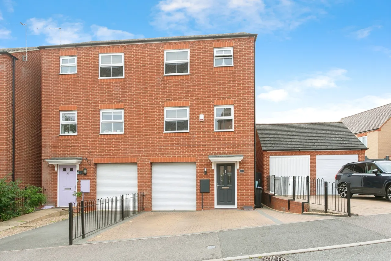 4 bed house for sale — Walkers Way, Northampton