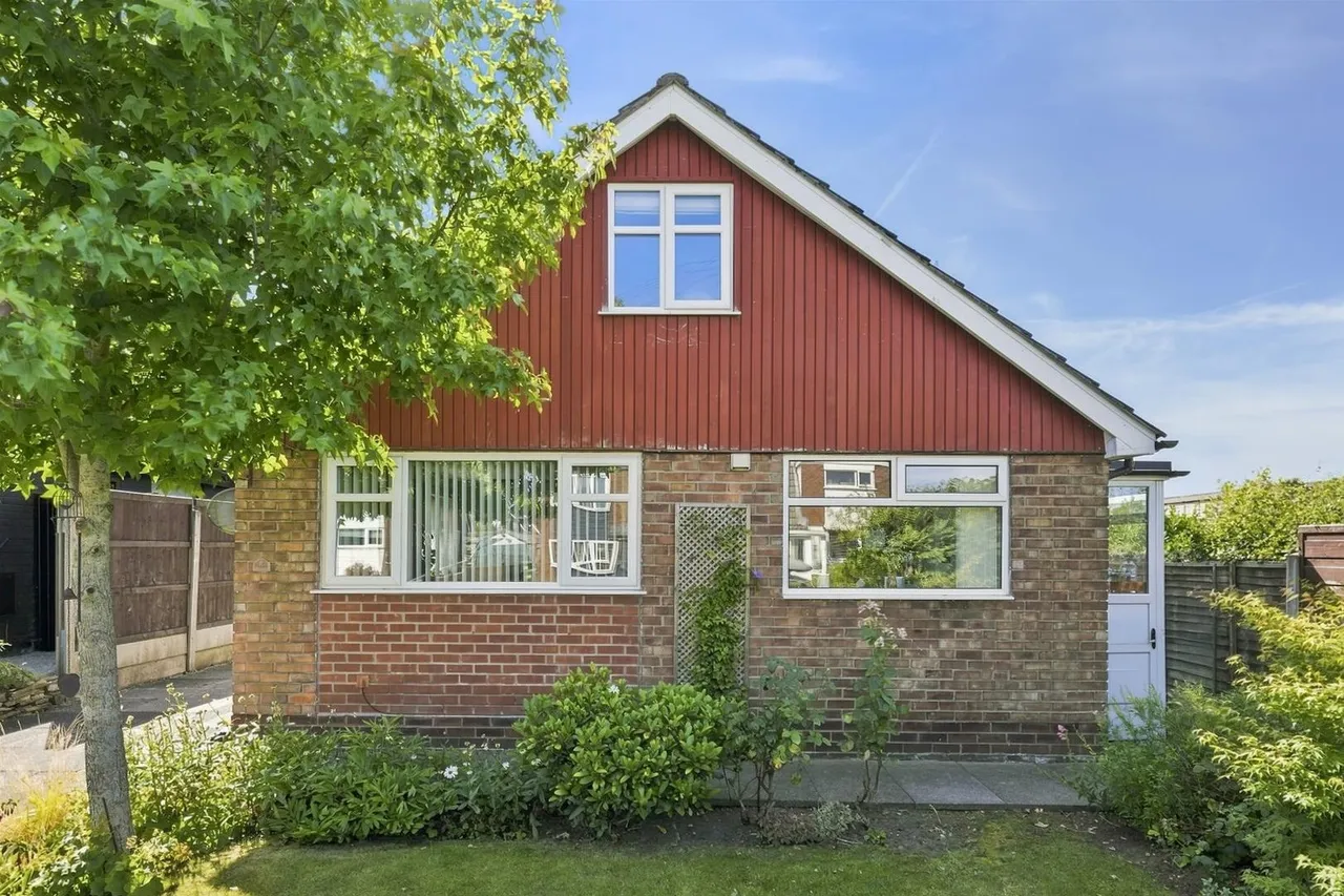 3 bed house for sale — Cedarway, Bollington