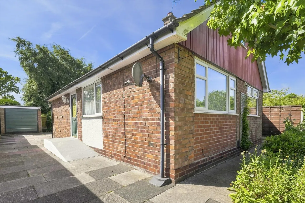 Cedarway, Bollington, photo 16