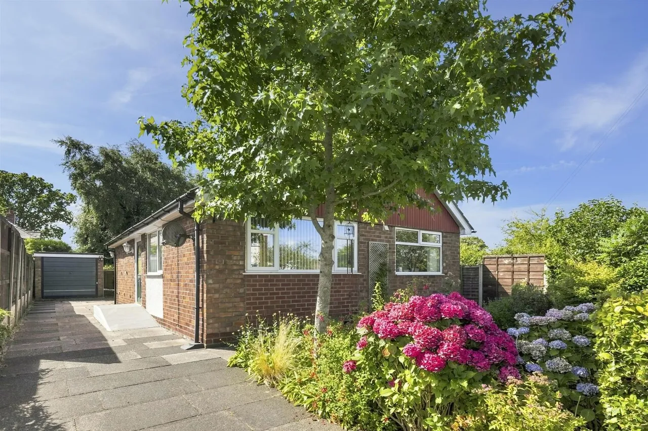 Cedarway, Bollington, photo 15